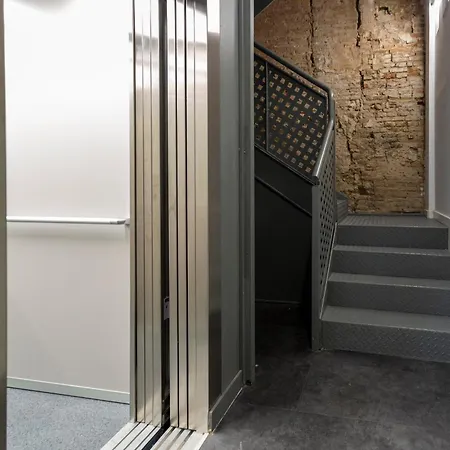 Moderno Con Balcon En El Corazon De Appartamento
